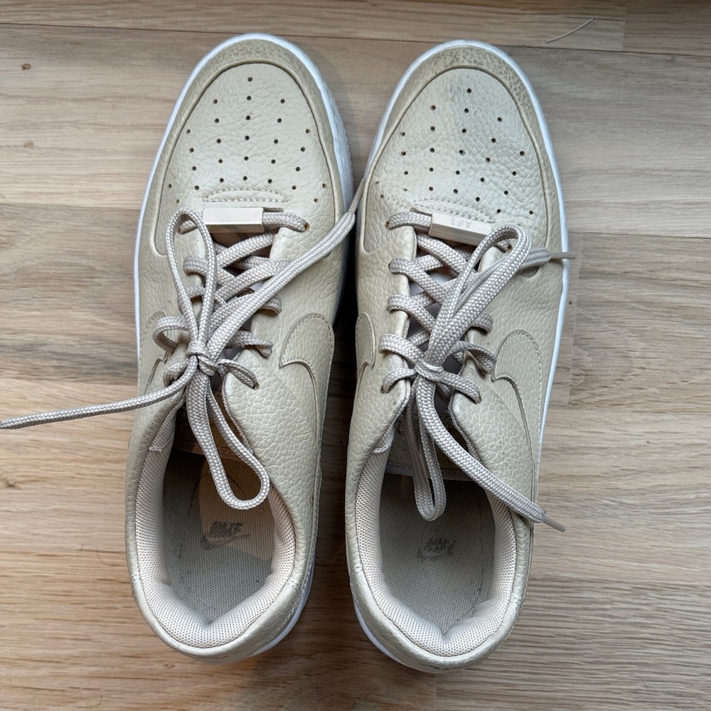 Nike Women’s Beige Sneakers